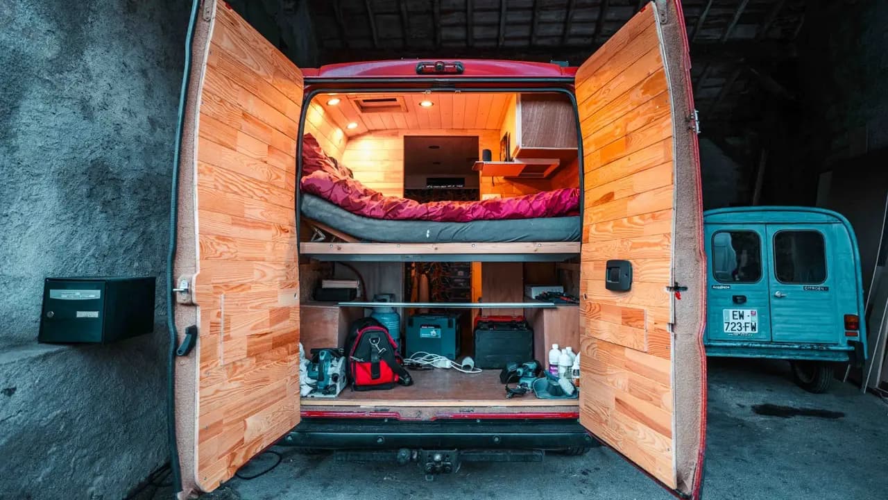 L'arrière du fourgon en plein aménagement
