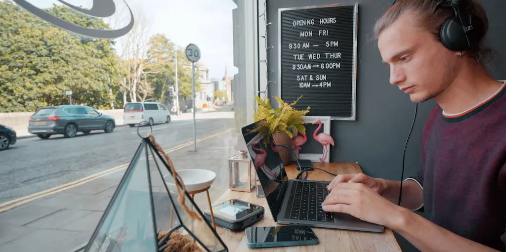 En train de travailler sur mon ordinateur dans un café à Aberdeen en Écosse