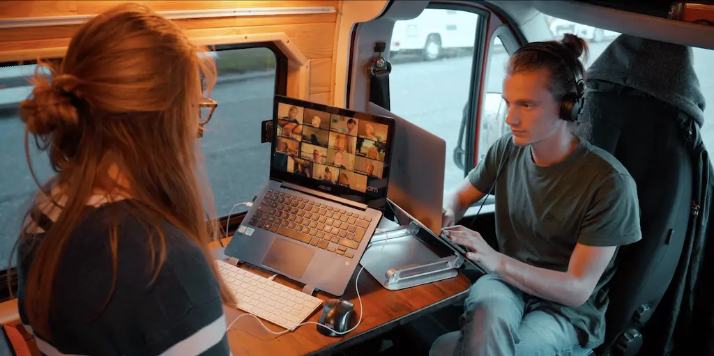 Karen et moi qui travaillons dans le fourgon