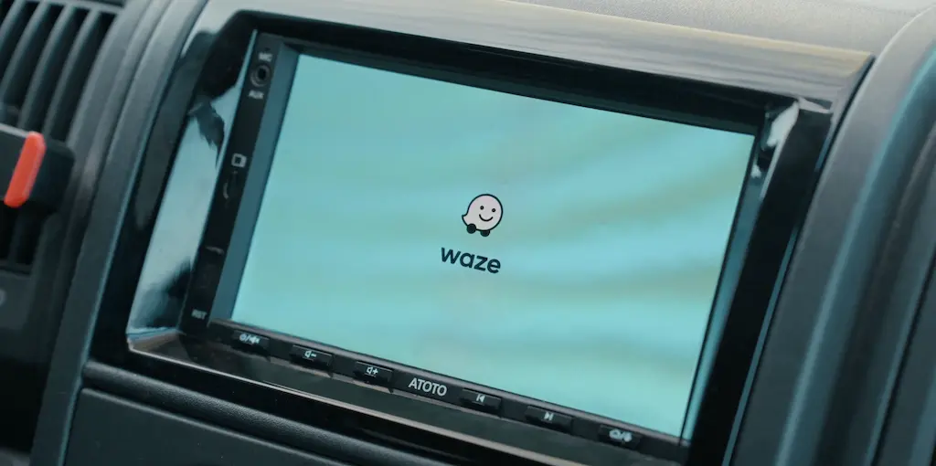 Waze qui se lance sur l'autoradio du véhicule